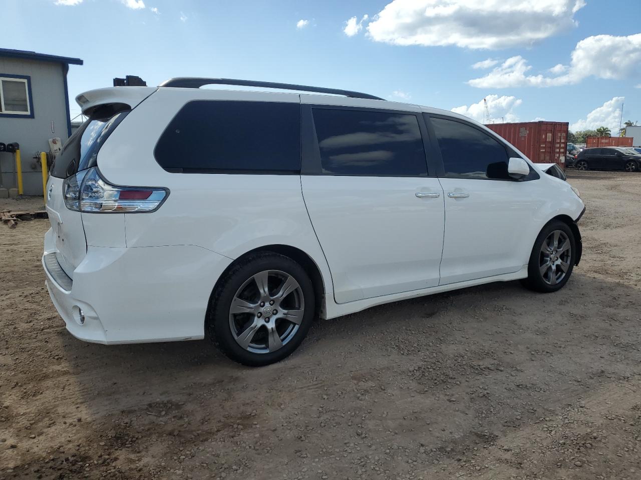 2017 TOYOTA SIENNA SE photo 3