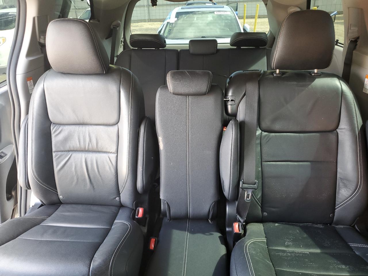 2017 TOYOTA SIENNA SE photo 10