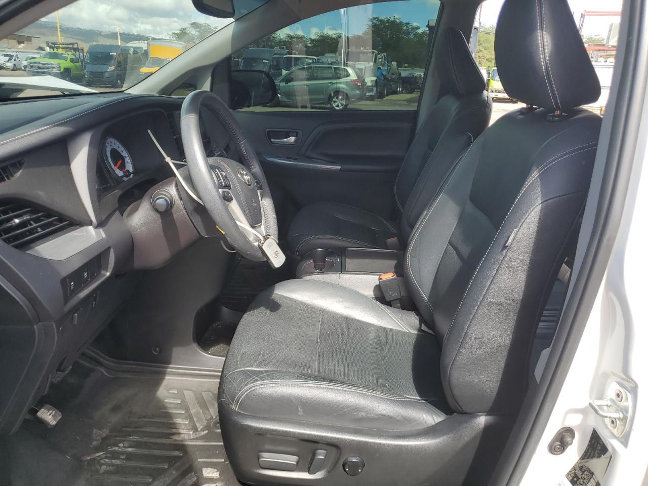 2017 TOYOTA SIENNA SE photo 7