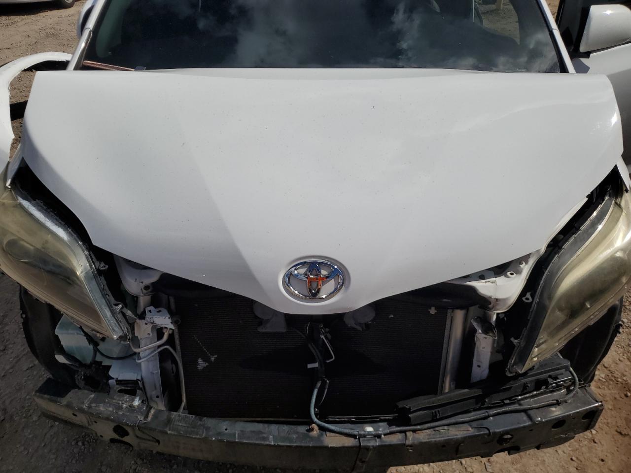 2017 TOYOTA SIENNA SE photo 12