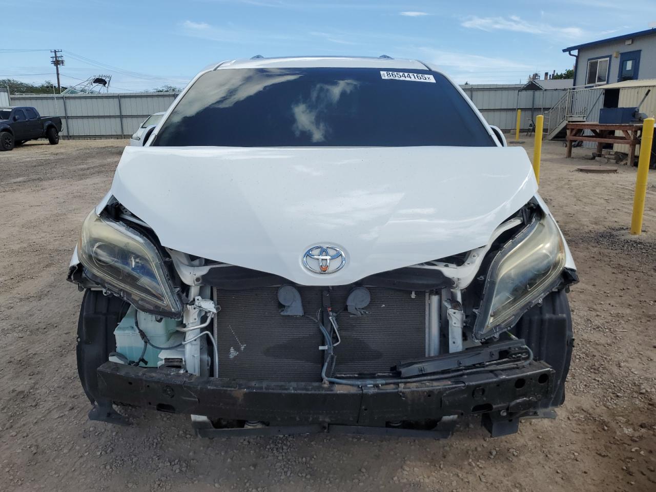 2017 TOYOTA SIENNA SE photo 5