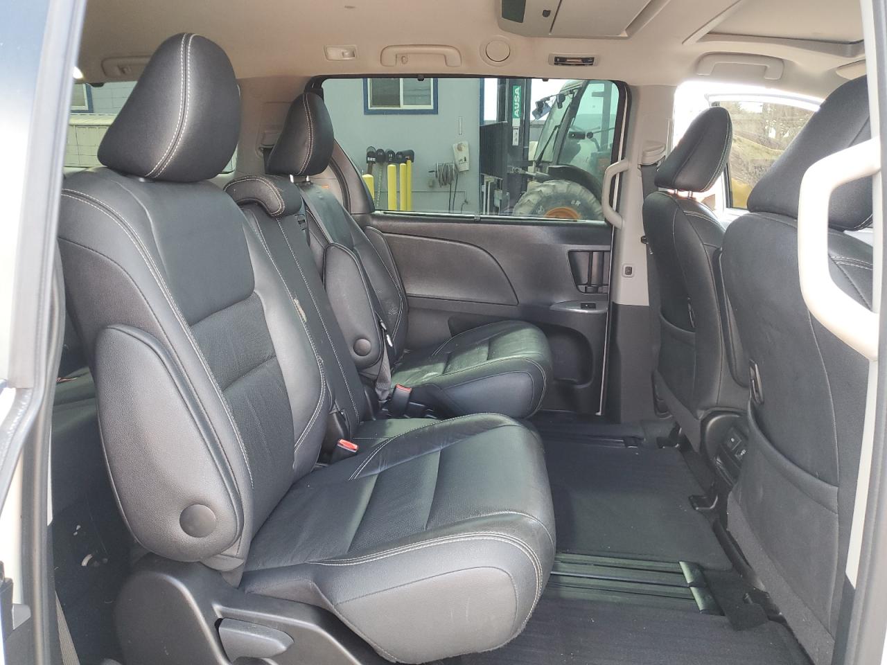 2017 TOYOTA SIENNA SE photo 11