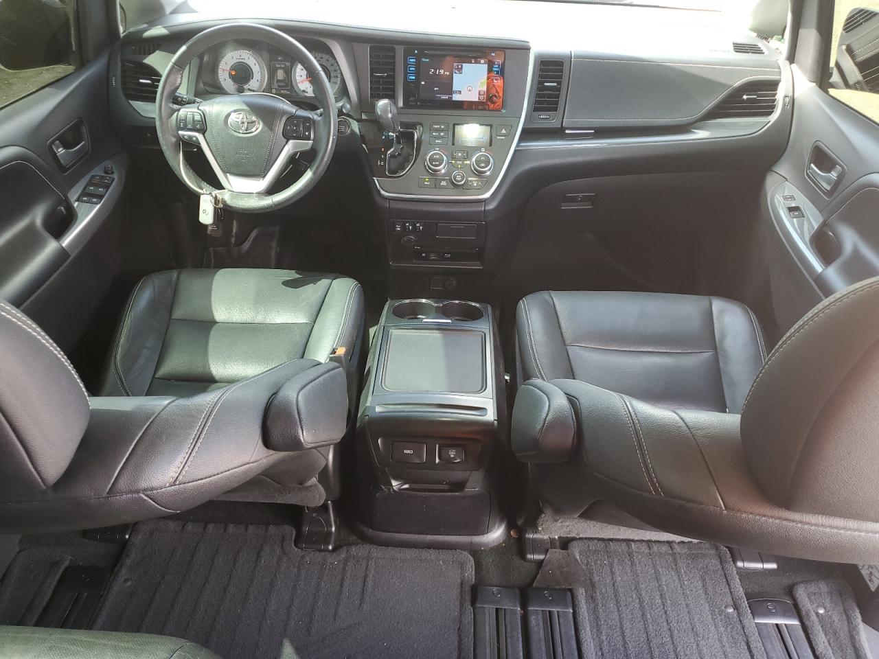2017 TOYOTA SIENNA SE photo 8