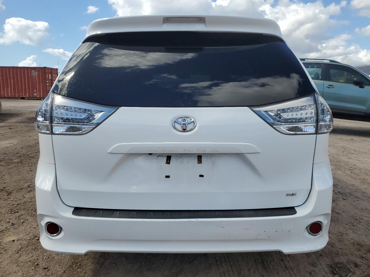 2017 TOYOTA SIENNA SE photo 6