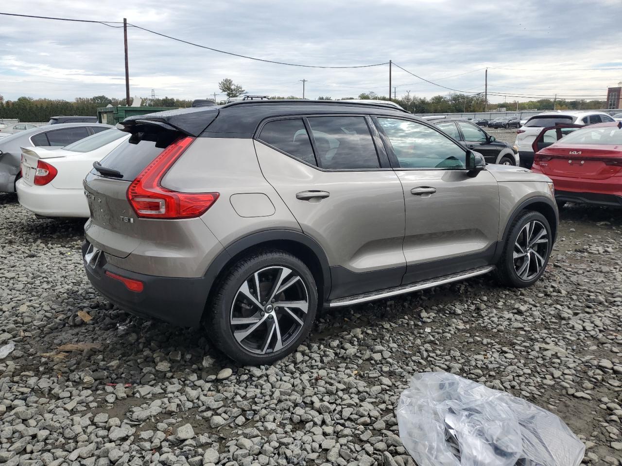 2022 VOLVO XC40 T5 R-DESIGN photo 3