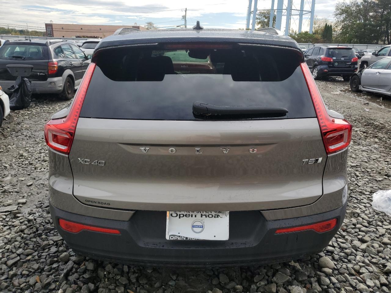 2022 VOLVO XC40 T5 R-DESIGN photo 6