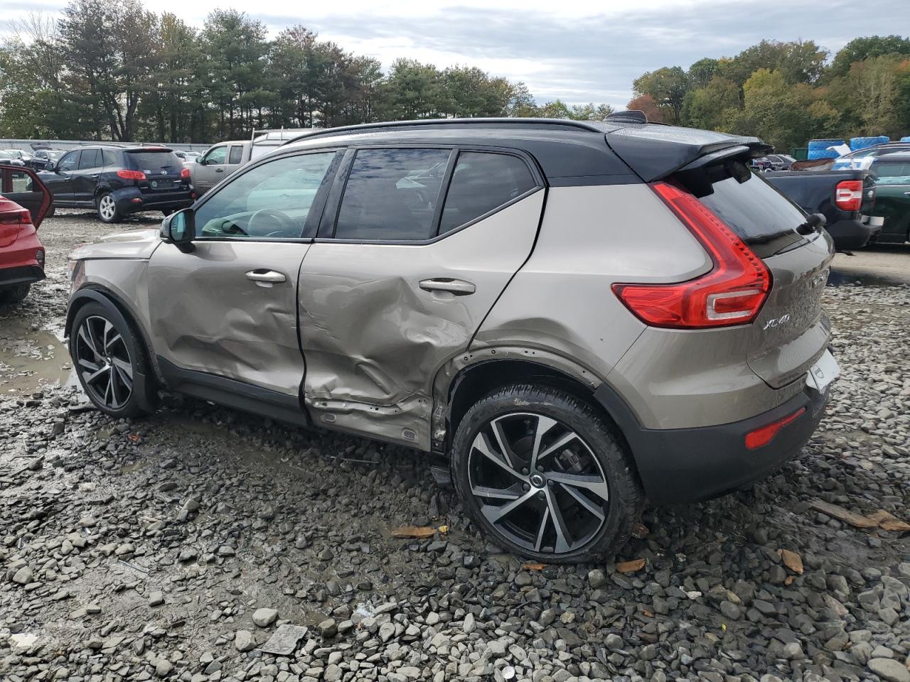 2022 VOLVO XC40 T5 R-DESIGN photo 2