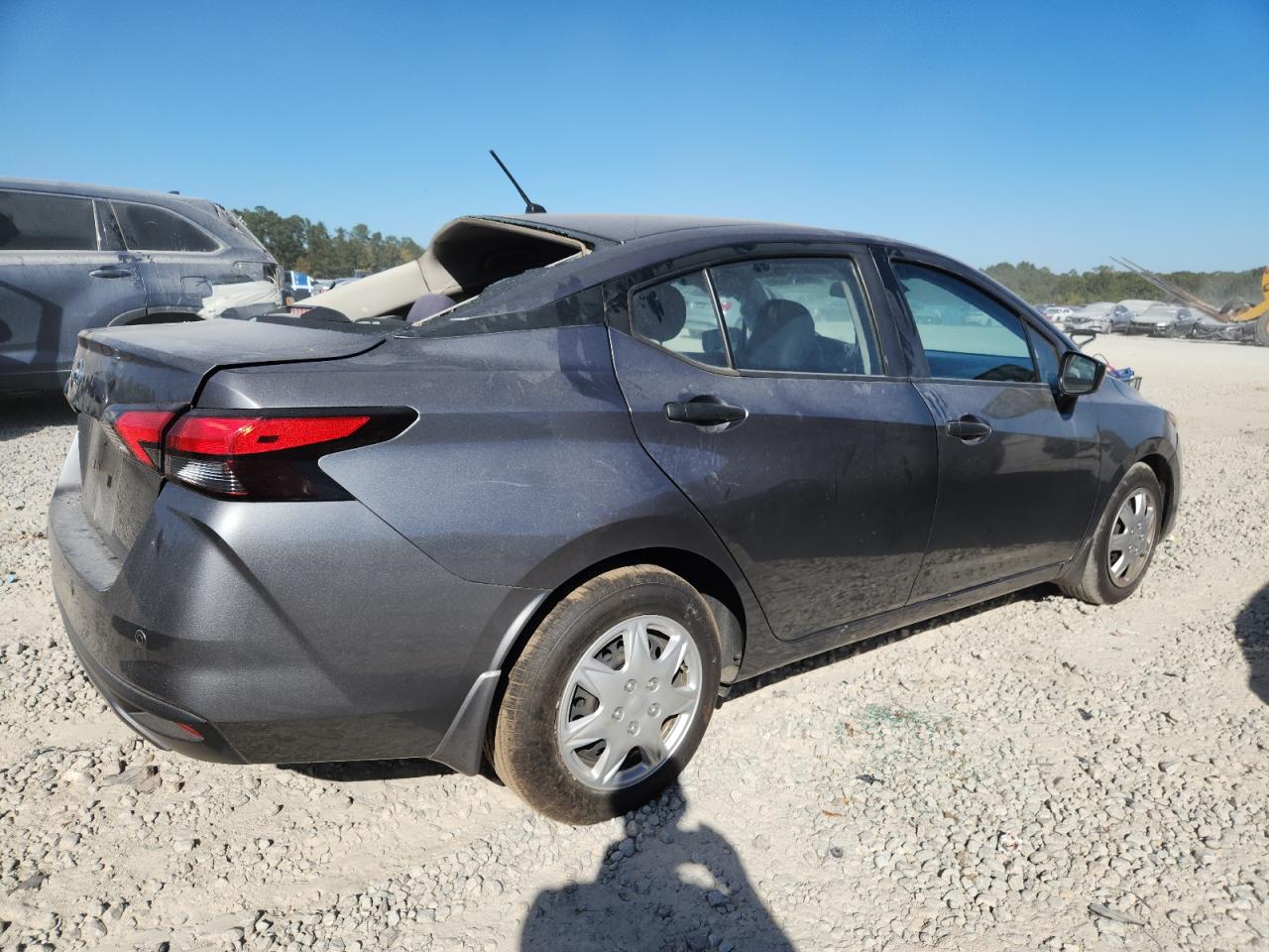 2020 NISSAN VERSA S photo 3