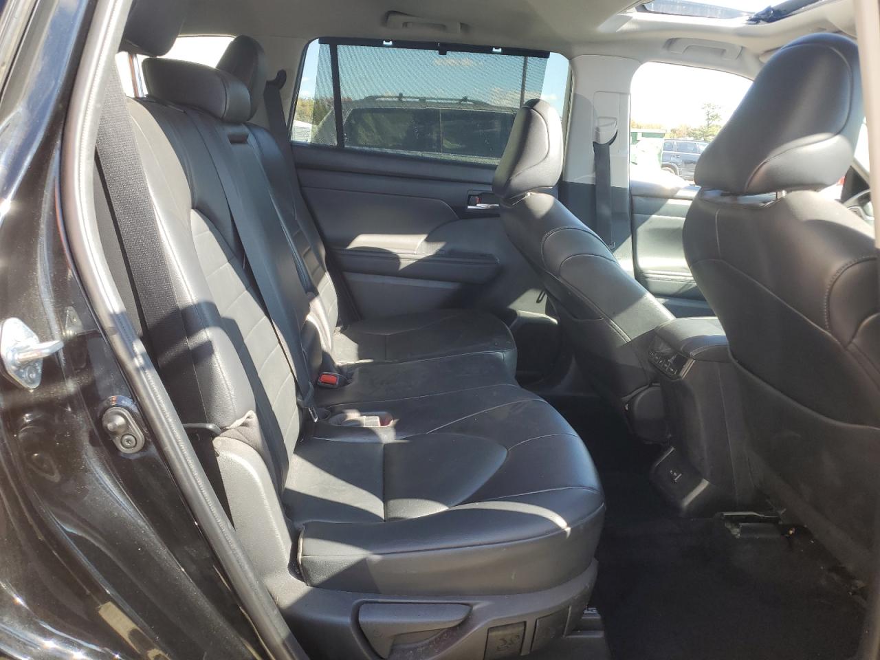 2022 TOYOTA HIGHLANDER XLE photo 10