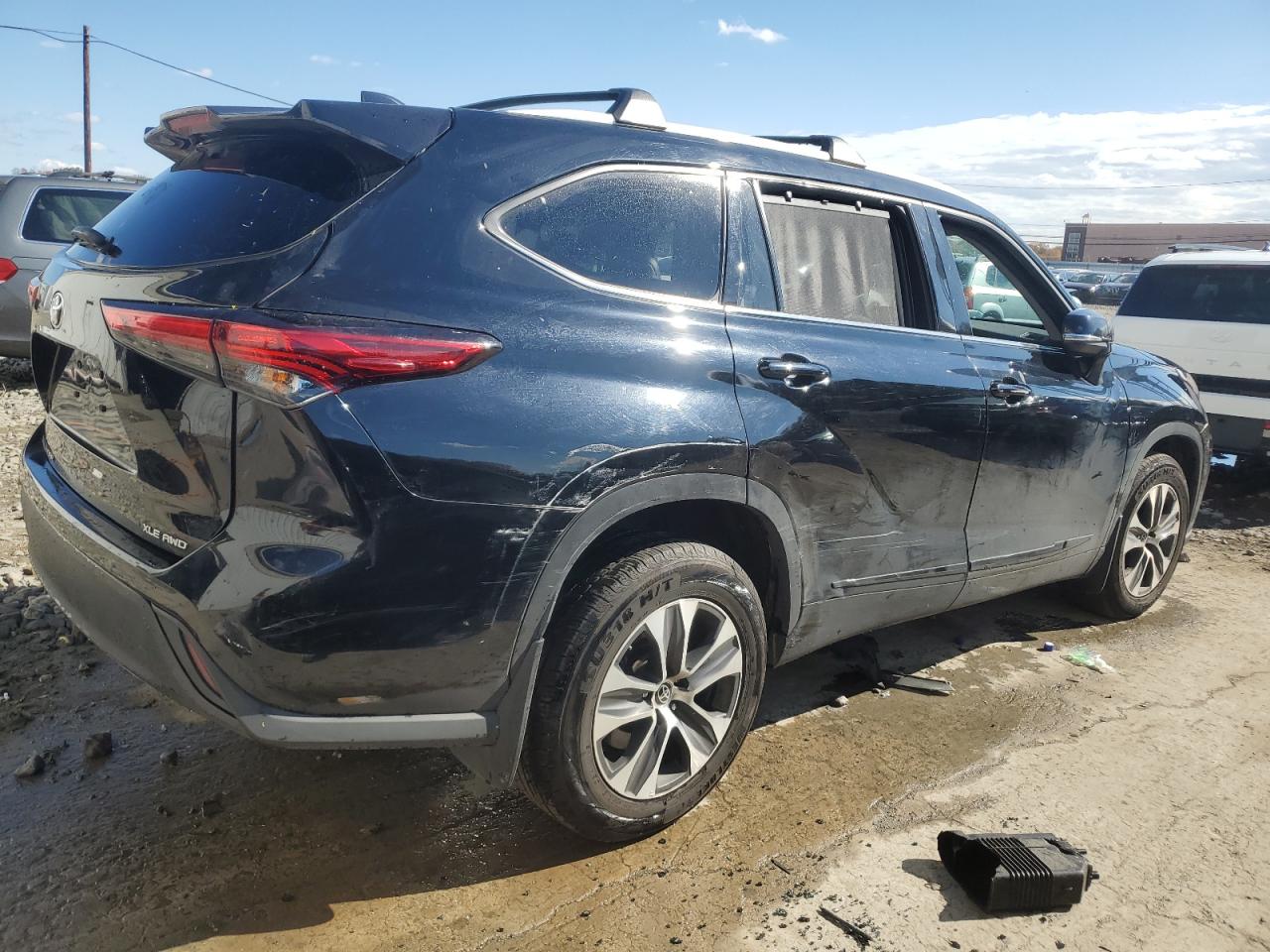2022 TOYOTA HIGHLANDER XLE photo 3