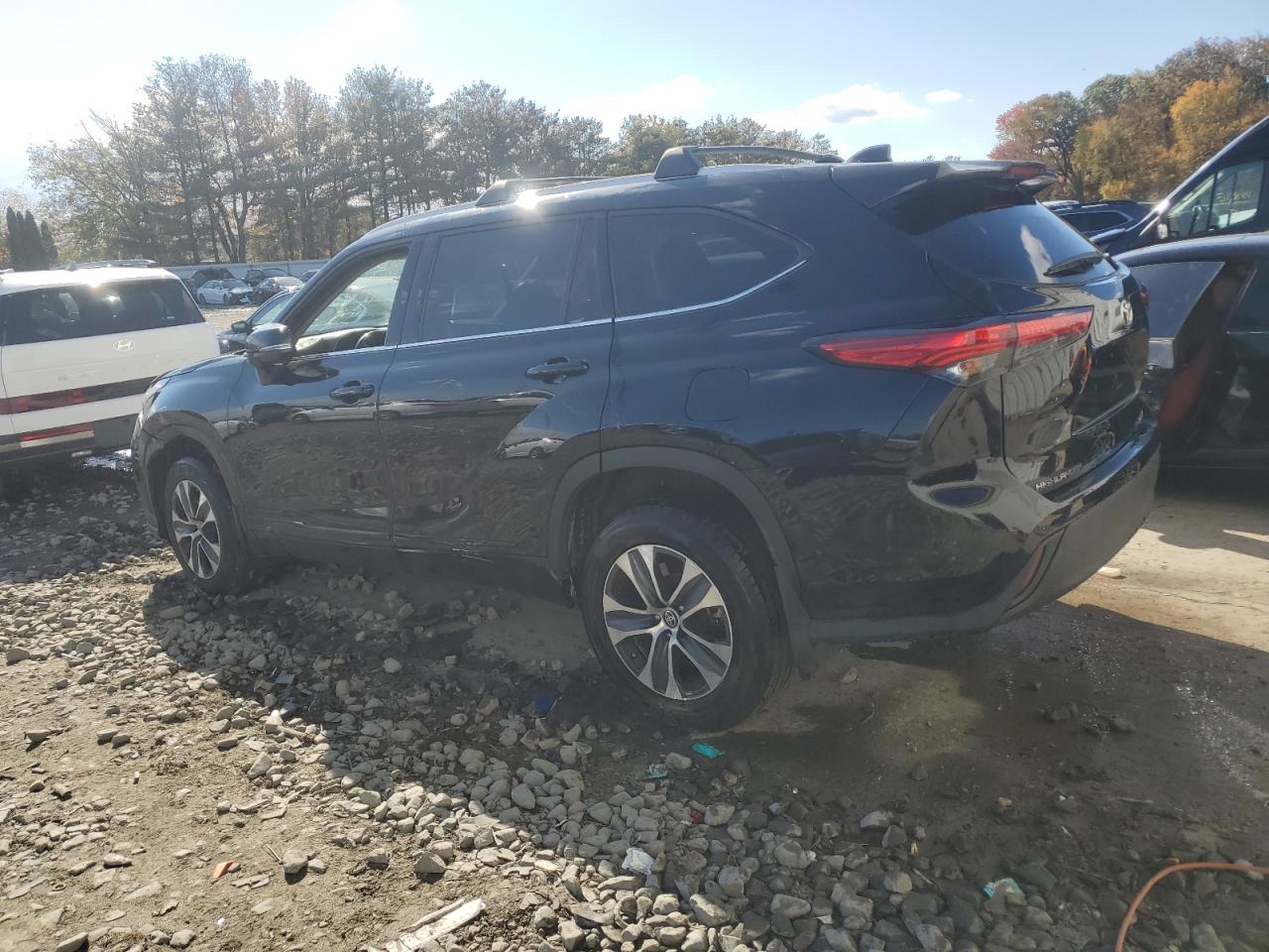 2022 TOYOTA HIGHLANDER XLE photo 2