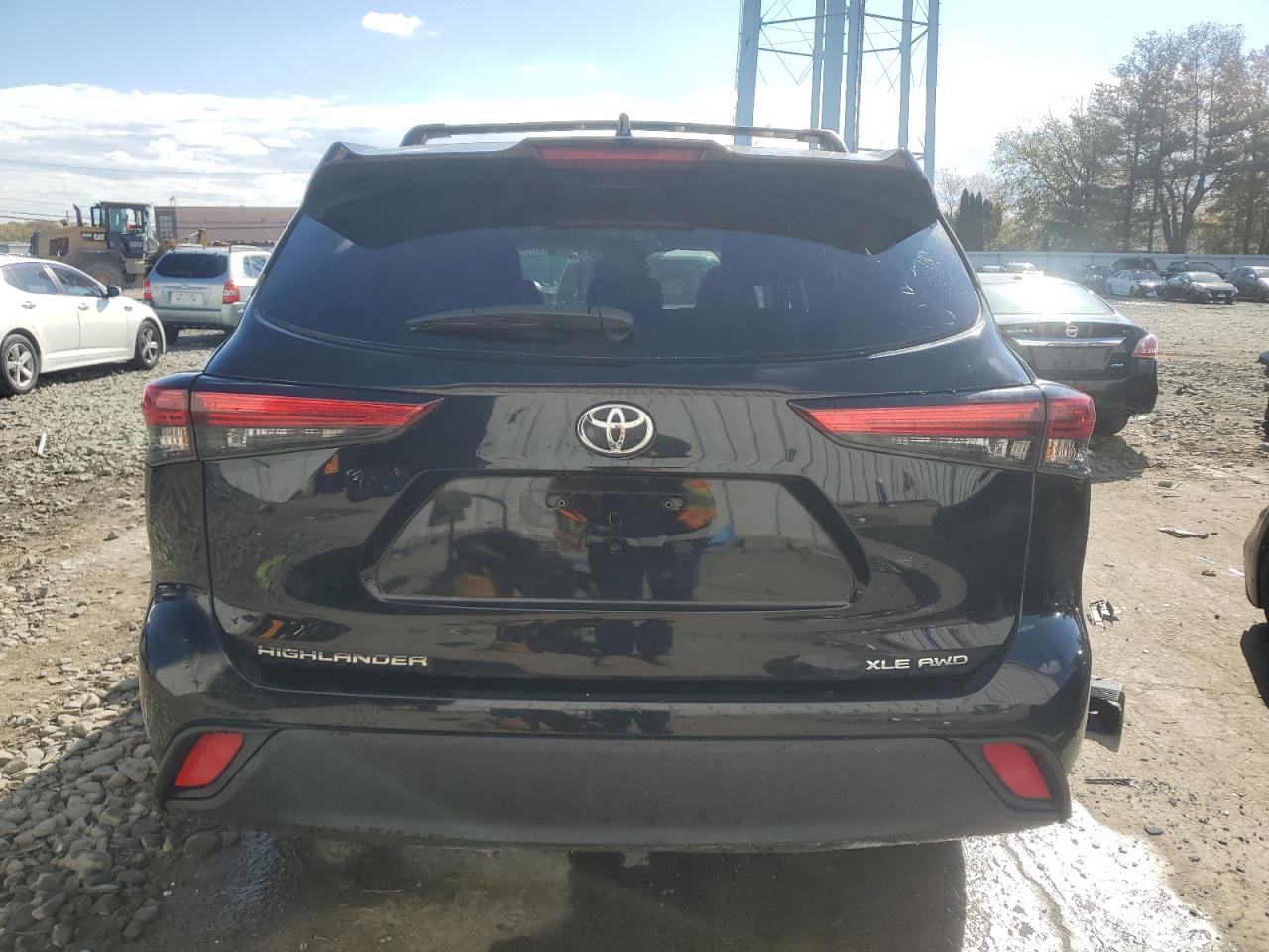 2022 TOYOTA HIGHLANDER XLE photo 6