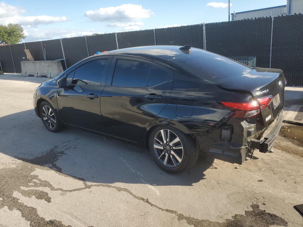 2021 NISSAN VERSA SV photo 3