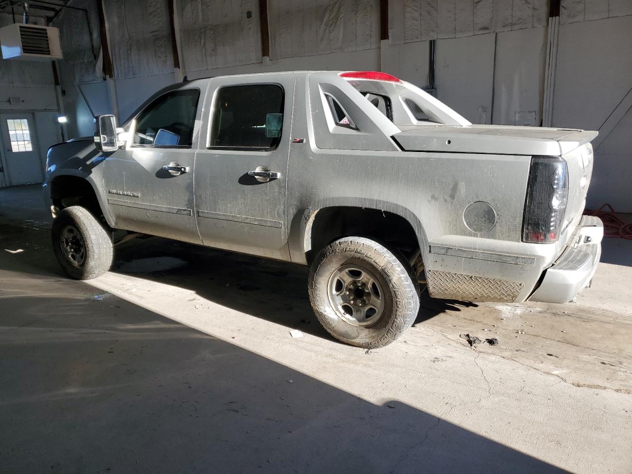 2011 CHEVROLET AVALANCHE LT photo 3