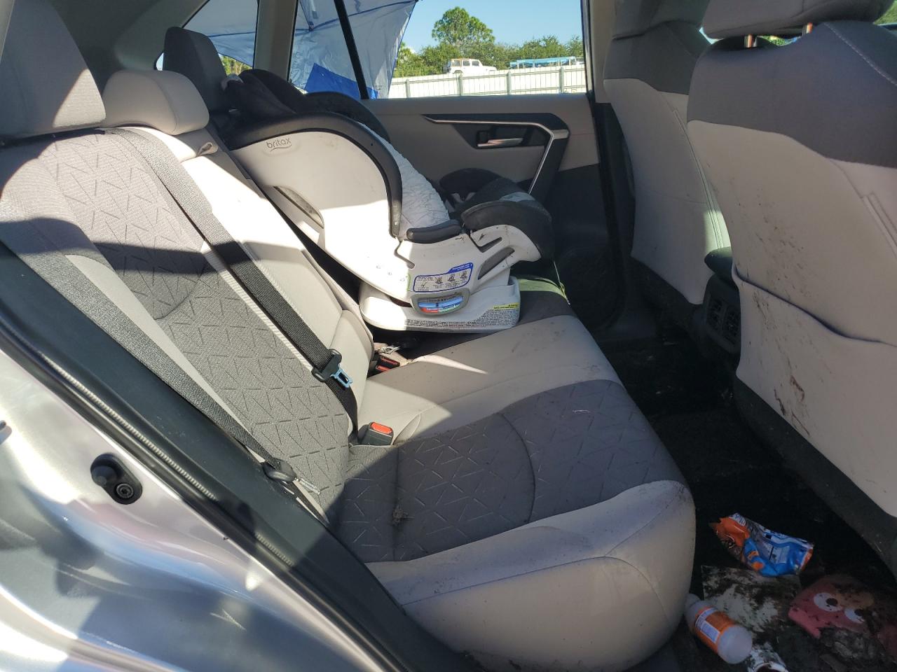 2025 TOYOTA RAV4 XLE photo 41
