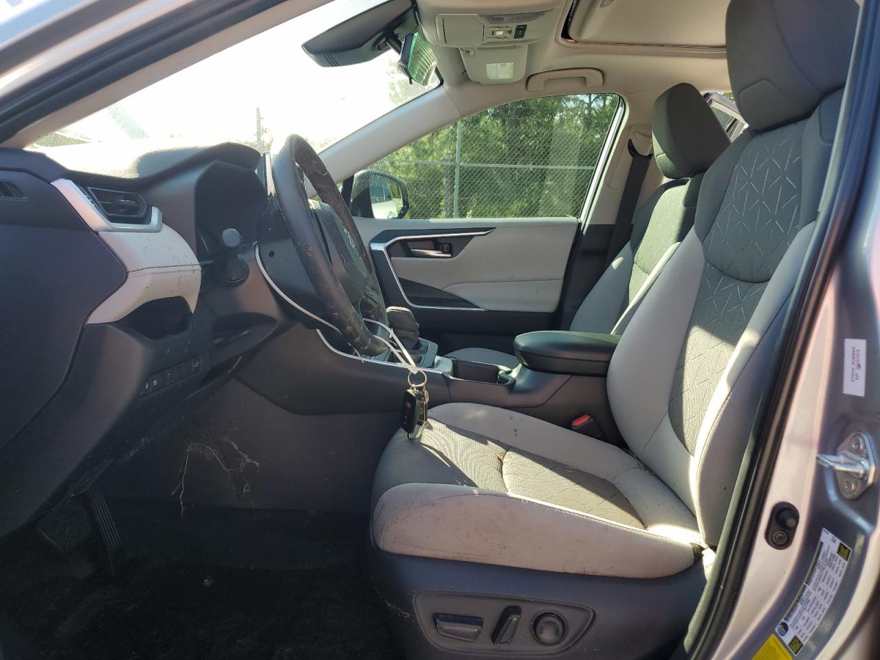 2025 TOYOTA RAV4 XLE photo 25
