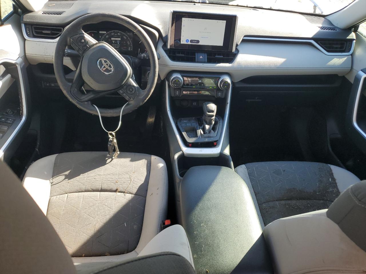 2025 TOYOTA RAV4 XLE photo 29