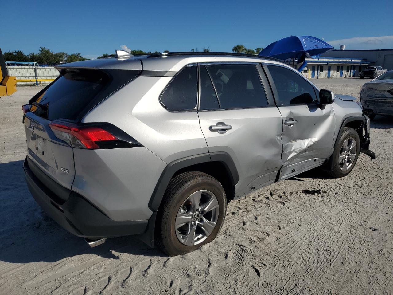 2025 TOYOTA RAV4 XLE photo 9