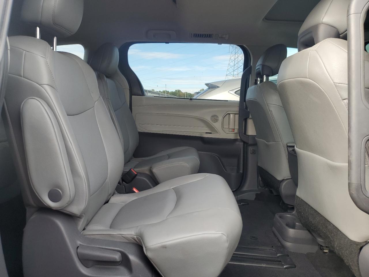 2021 TOYOTA SIENNA XLE photo 21