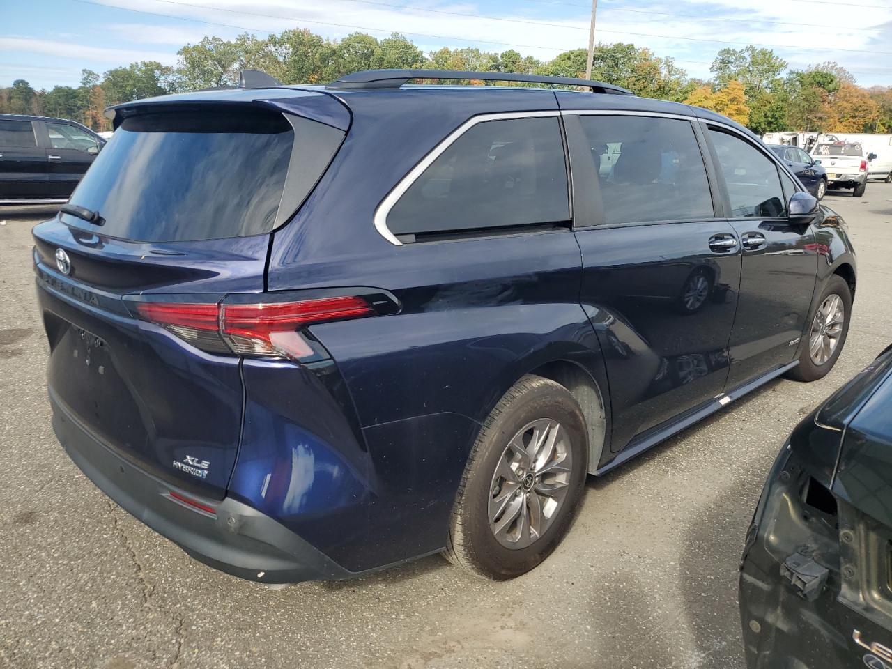 2021 TOYOTA SIENNA XLE photo 5