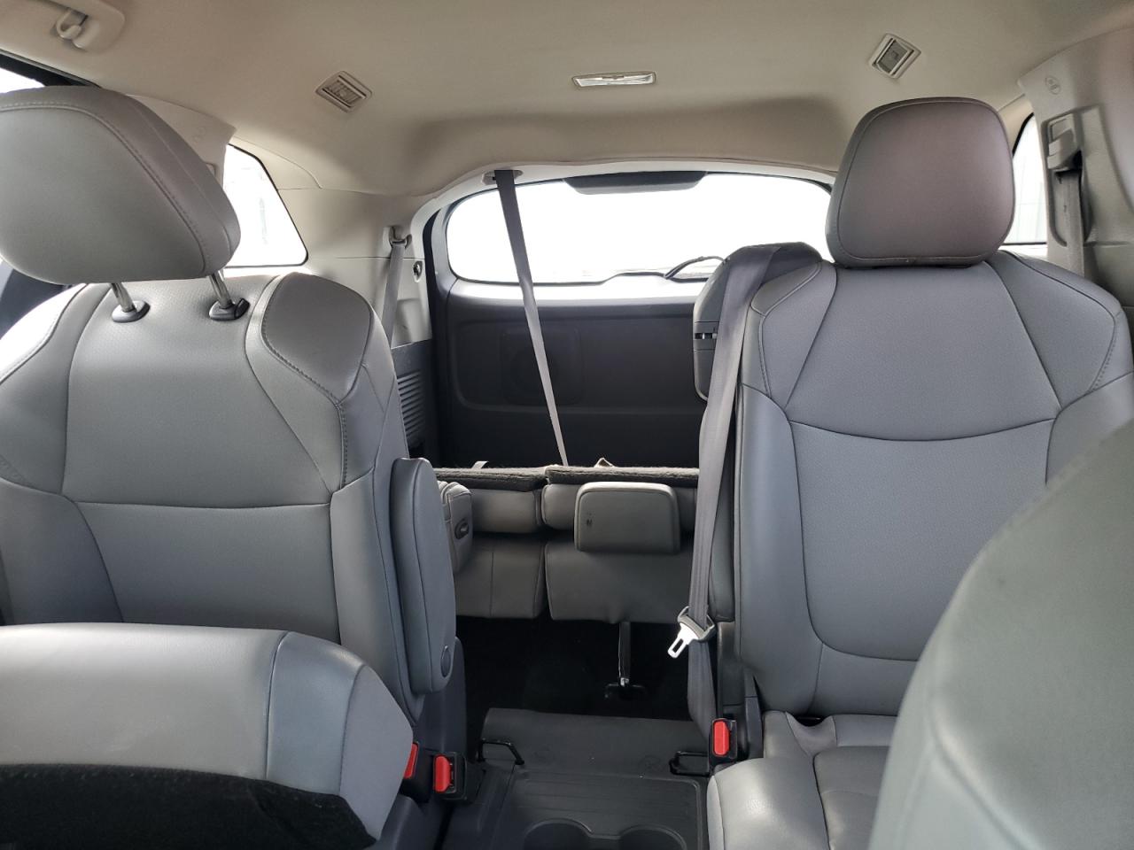 2021 TOYOTA SIENNA XLE photo 19