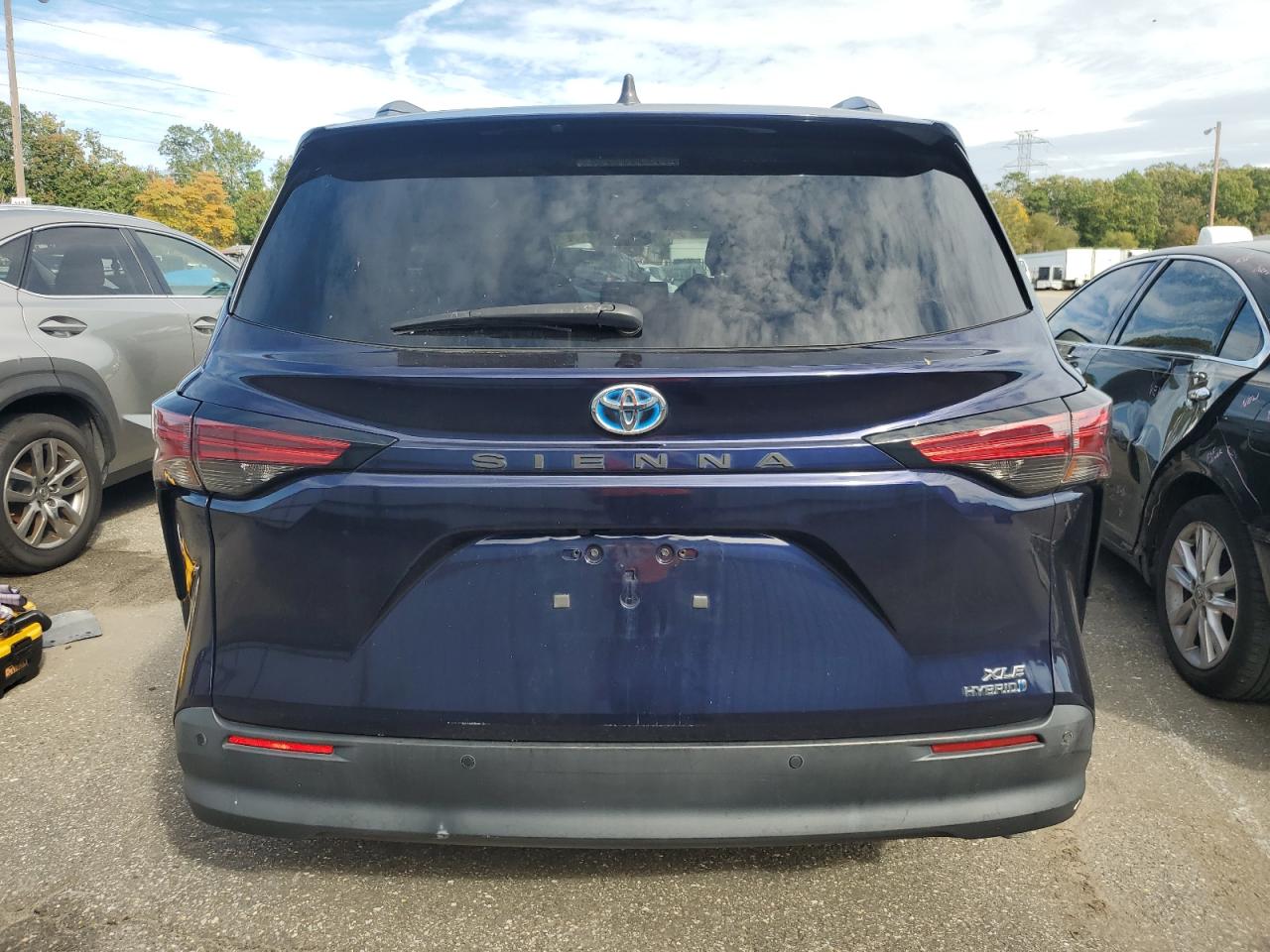 2021 TOYOTA SIENNA XLE photo 11