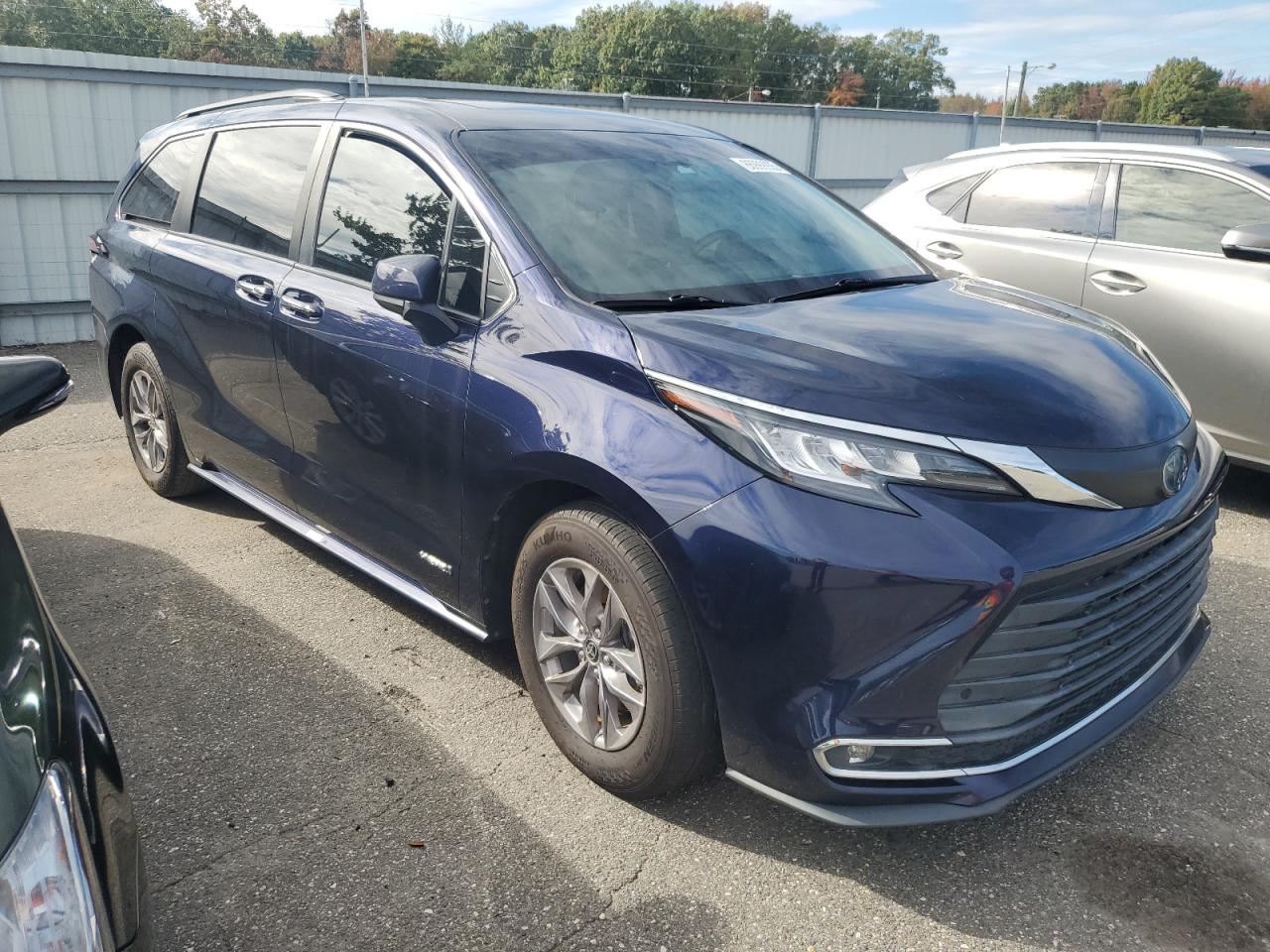 2021 TOYOTA SIENNA XLE photo 7