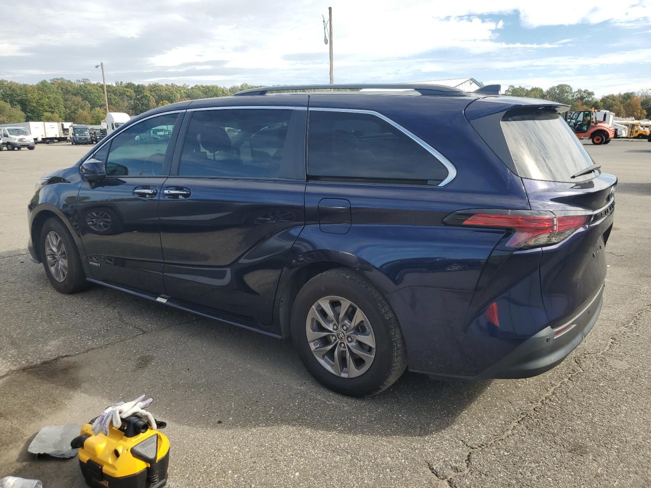 2021 TOYOTA SIENNA XLE photo 3