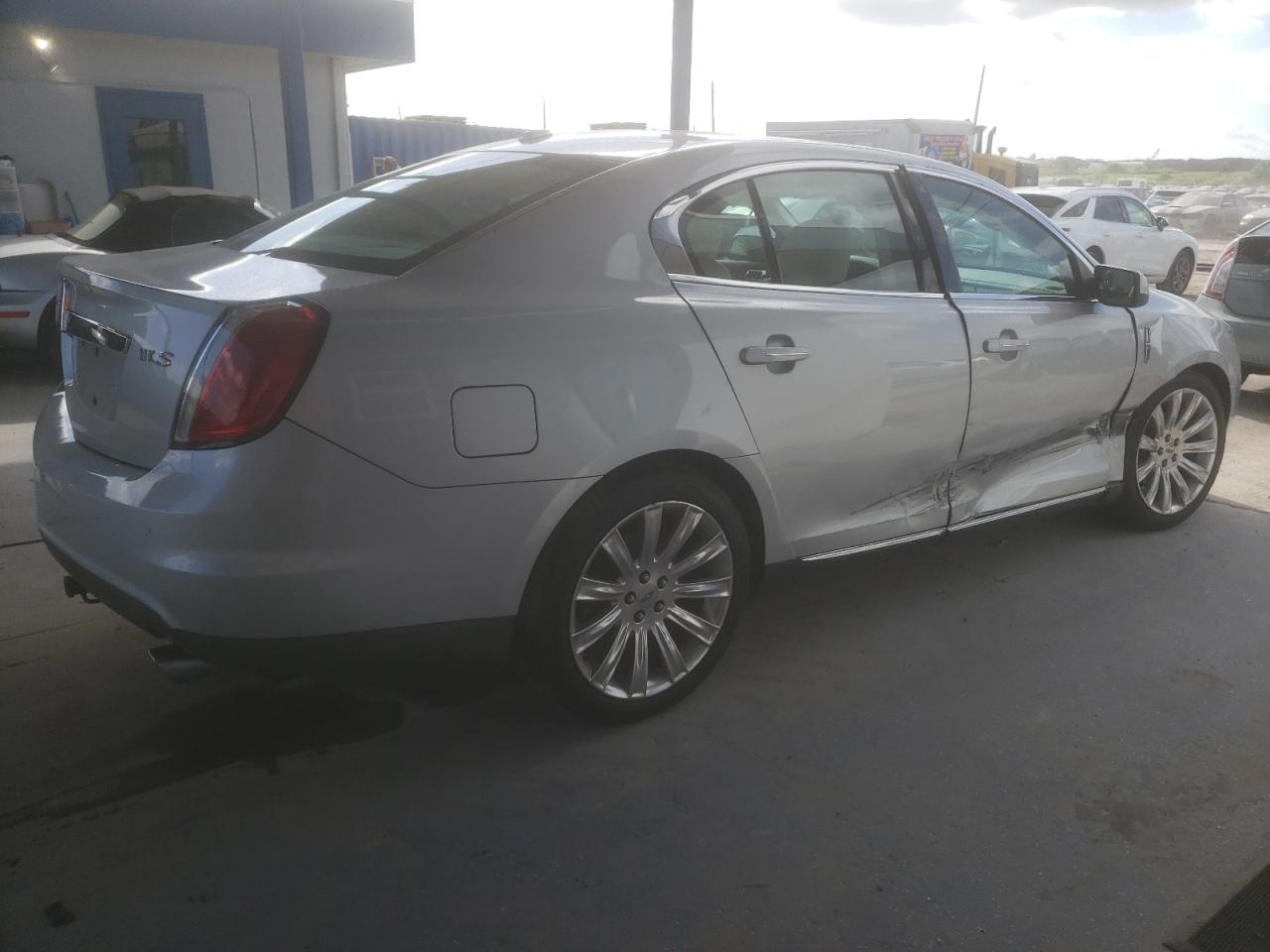 2009 LINCOLN MKS photo 3