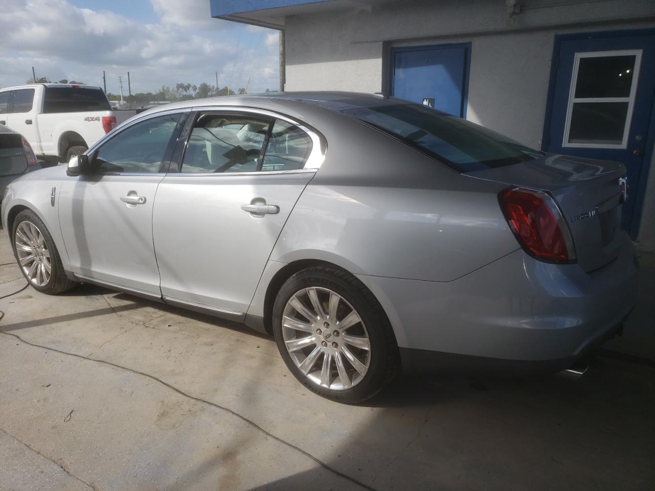 2009 LINCOLN MKS photo 2