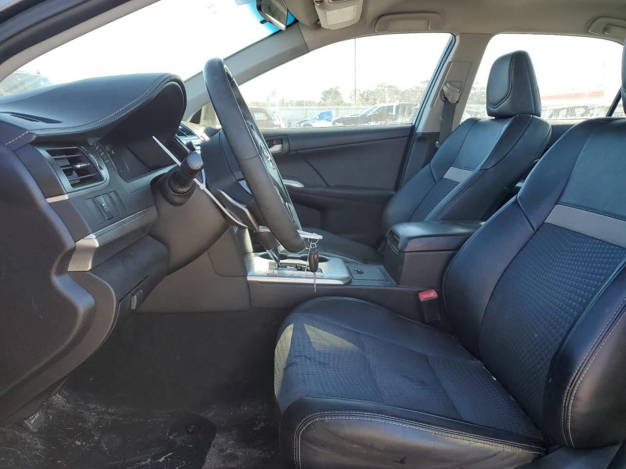 2014 TOYOTA CAMRY L photo 13