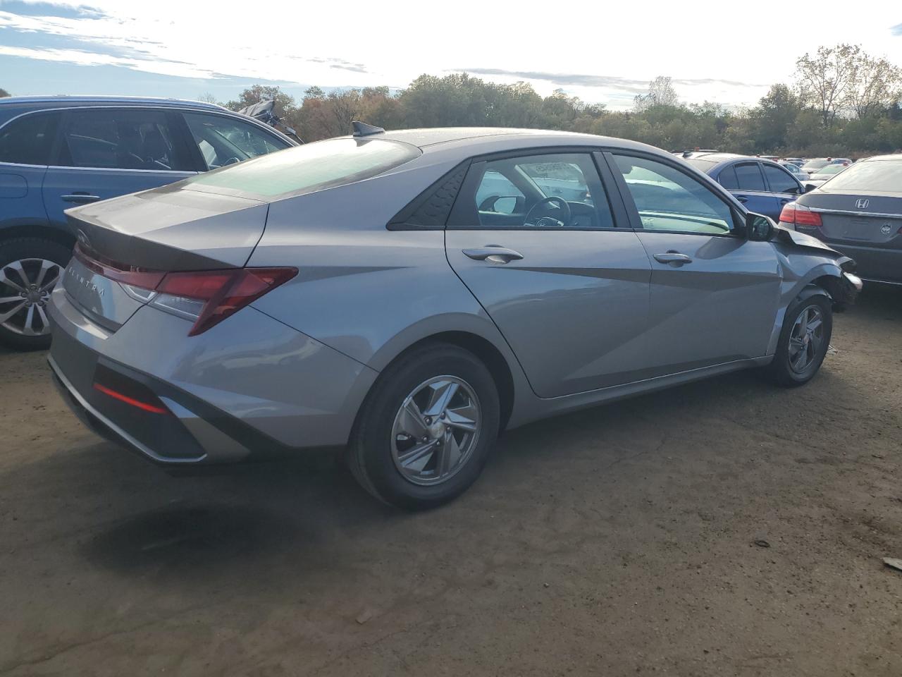 2025 HYUNDAI ELANTRA SE photo 3