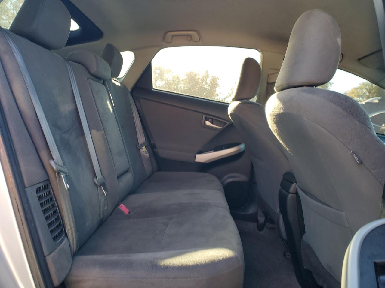 2015 TOYOTA PRIUS photo 18