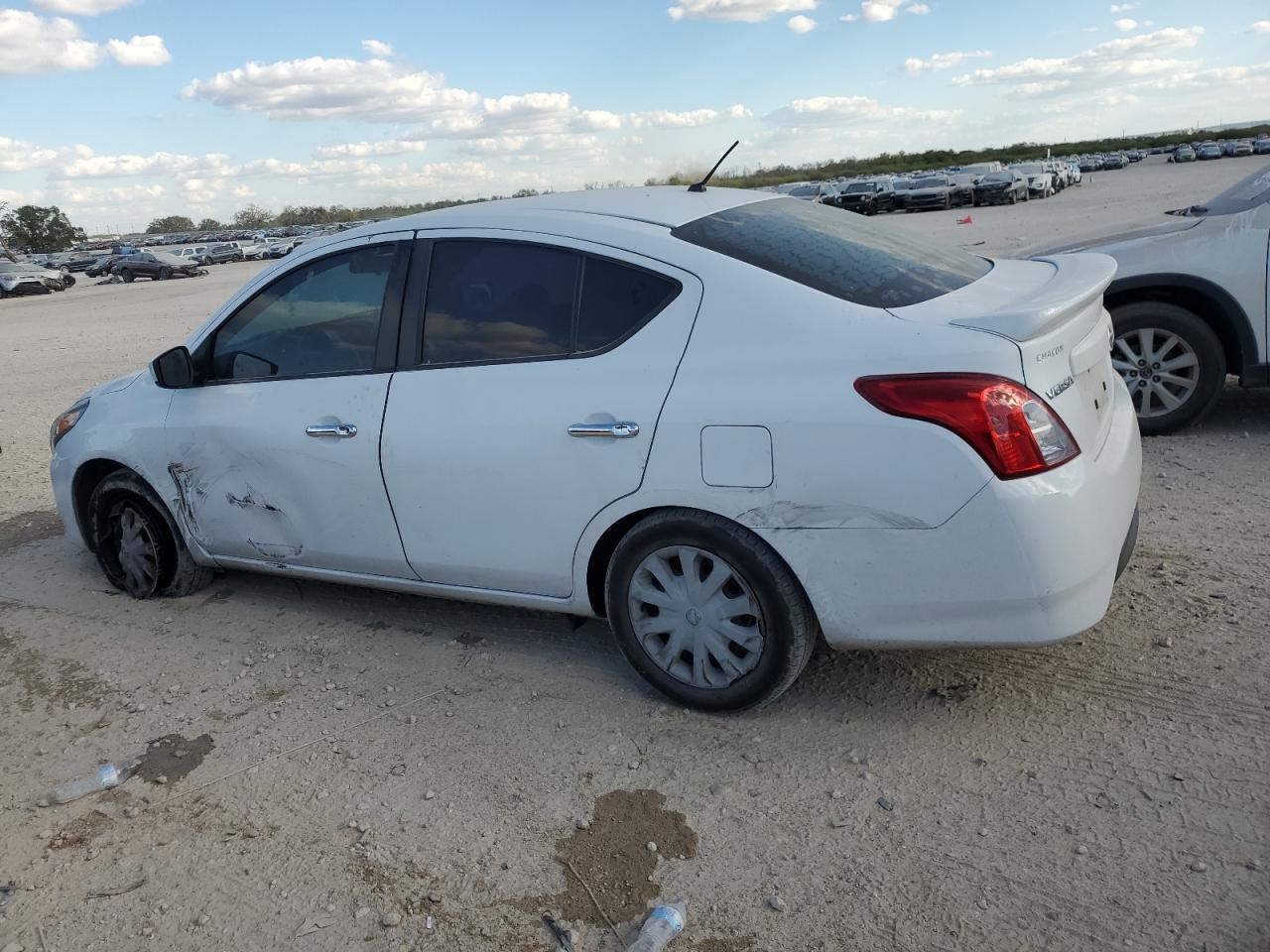 2019 NISSAN VERSA S photo 4
