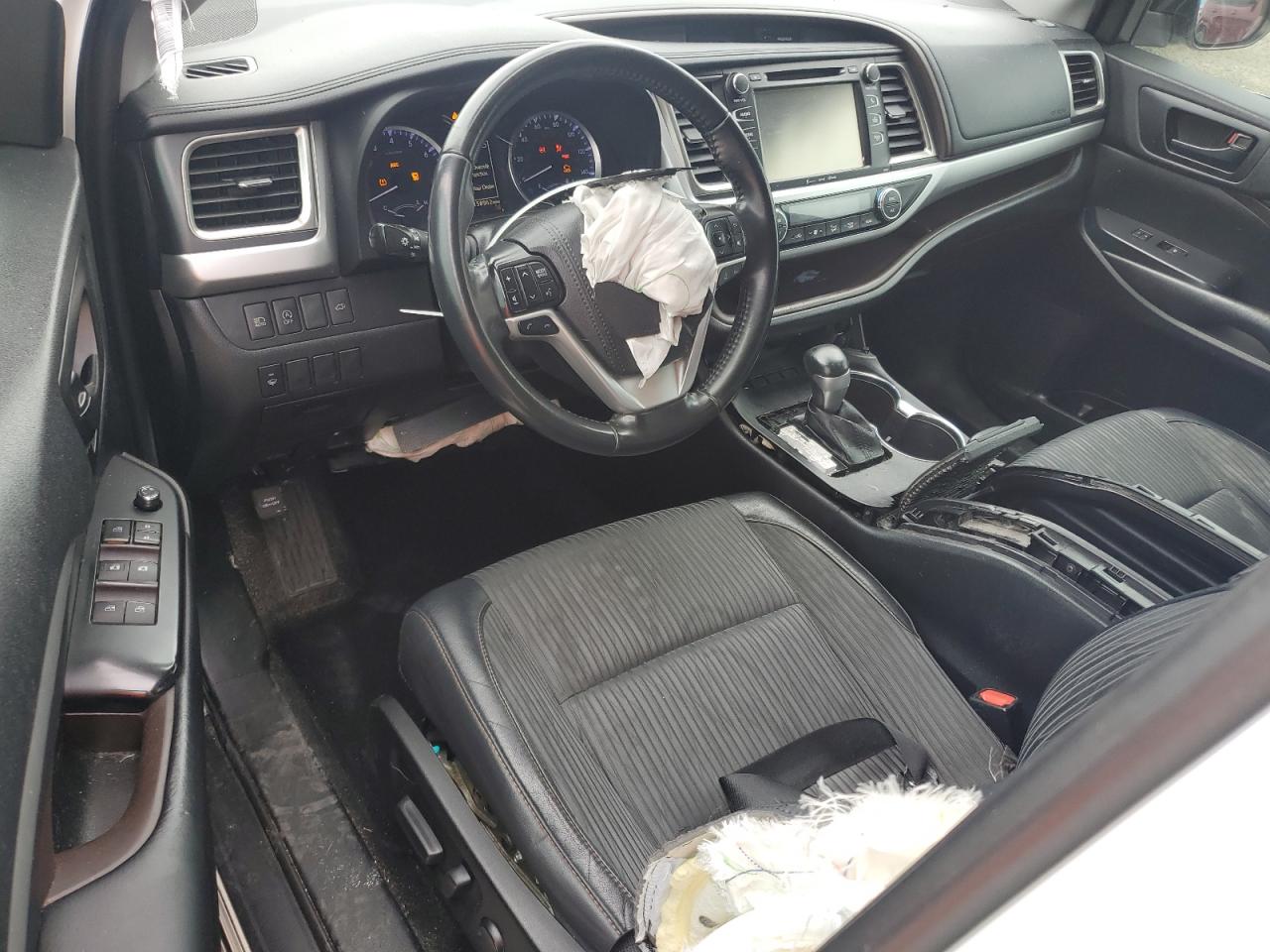 2019 TOYOTA HIGHLANDER LE photo 8