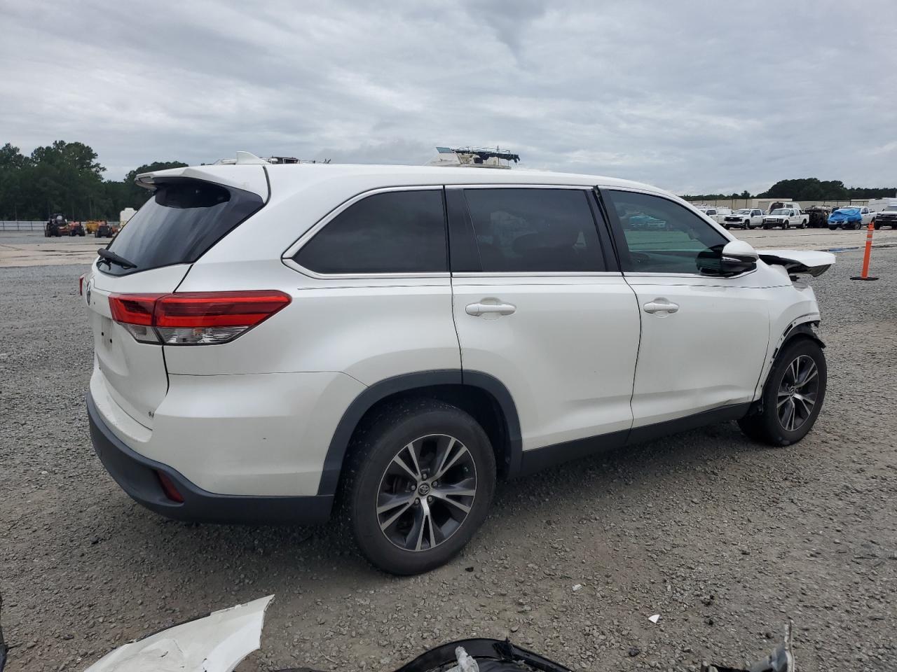 2019 TOYOTA HIGHLANDER LE photo 3