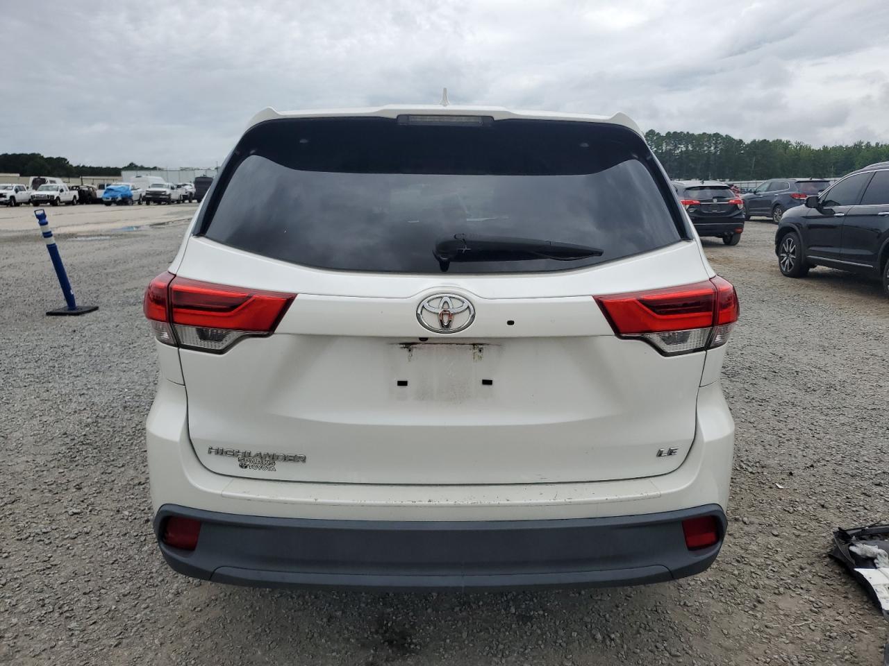 2019 TOYOTA HIGHLANDER LE photo 6