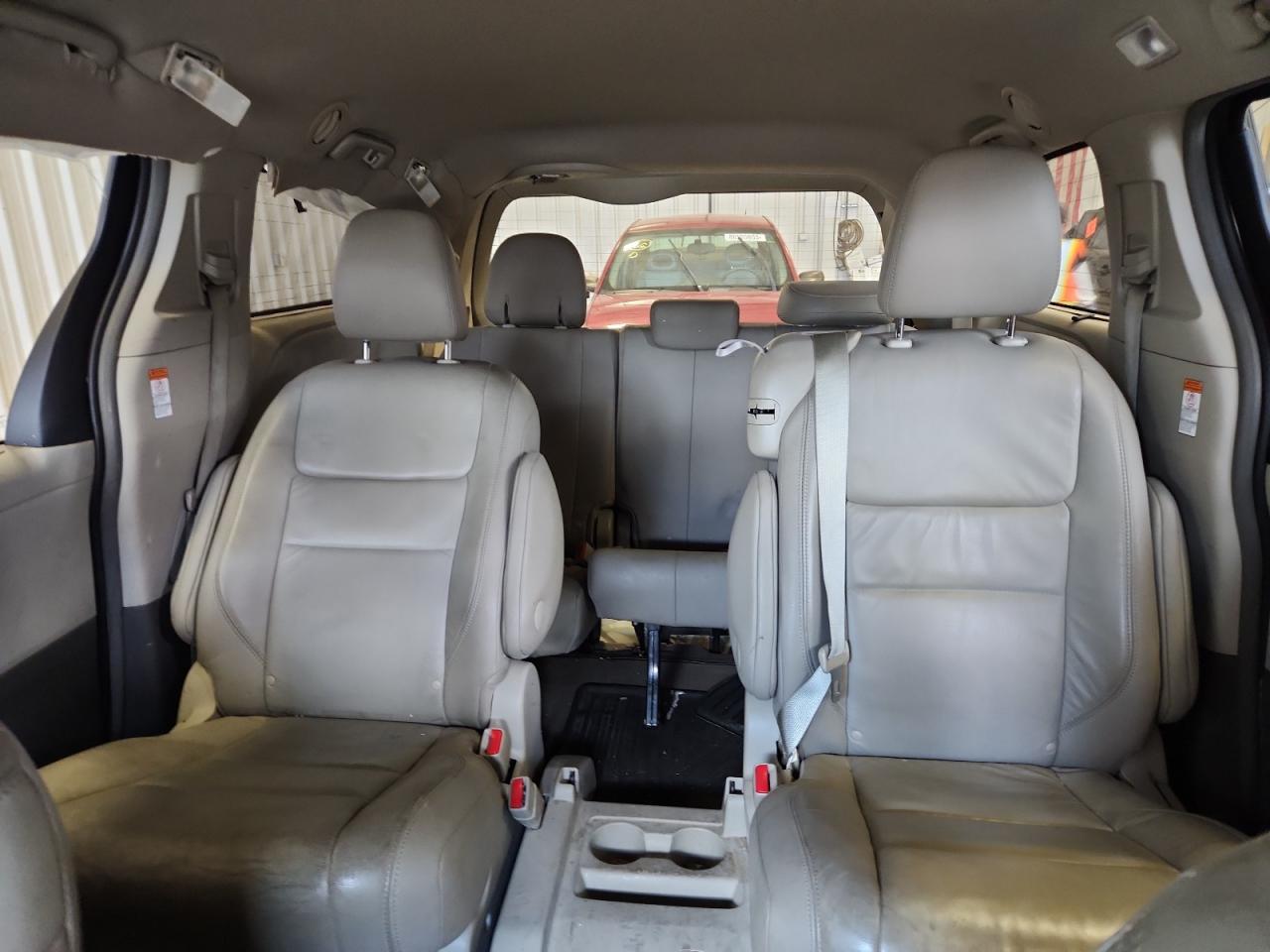 2016 TOYOTA SIENNA XLE 8-PASSENGER photo 28