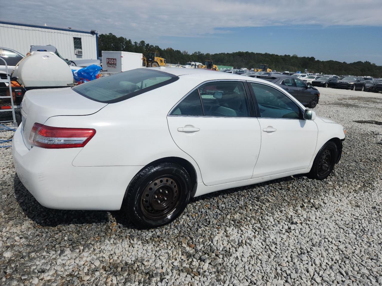 2010 TOYOTA CAMRY LE photo 3