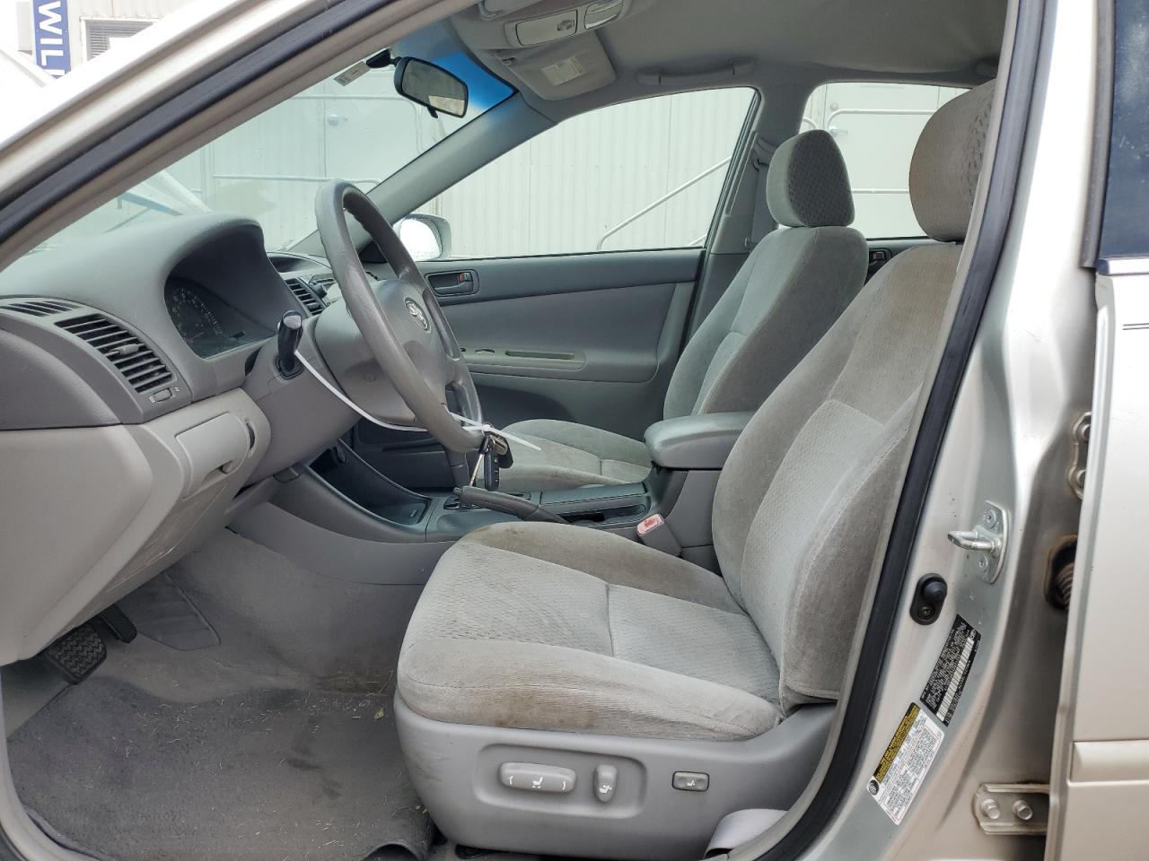 2004 TOYOTA CAMRY LE photo 7