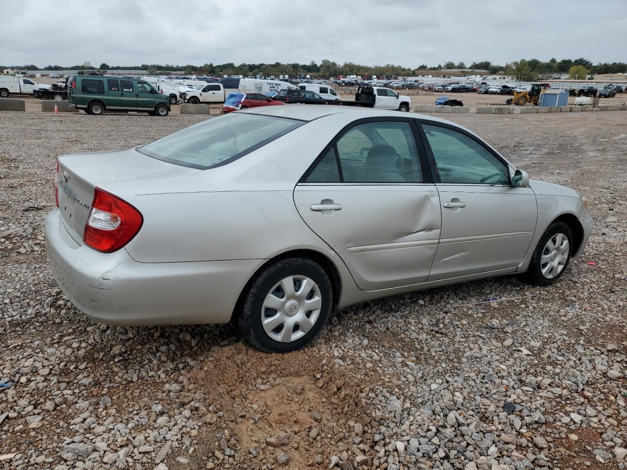 2004 TOYOTA CAMRY LE photo 3