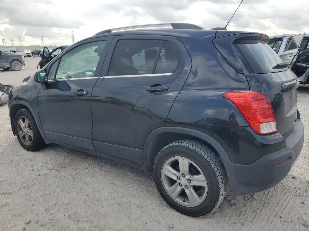 2015 CHEVROLET TRAX 1LT photo 2