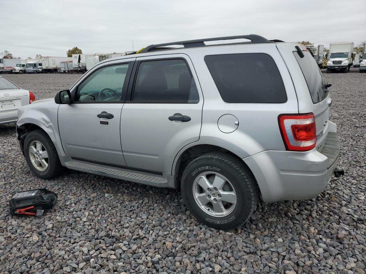2011 FORD ESCAPE XLT photo 4