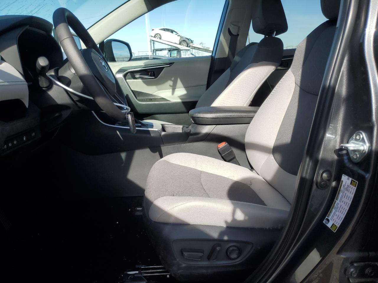 2024 TOYOTA RAV4 XLE photo 7