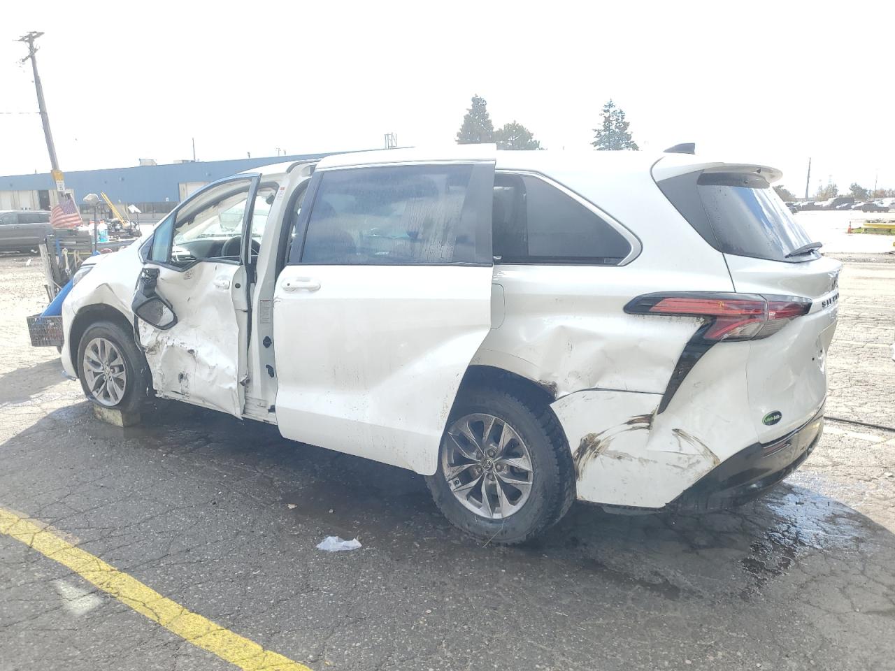 2022 TOYOTA SIENNA LE photo 4