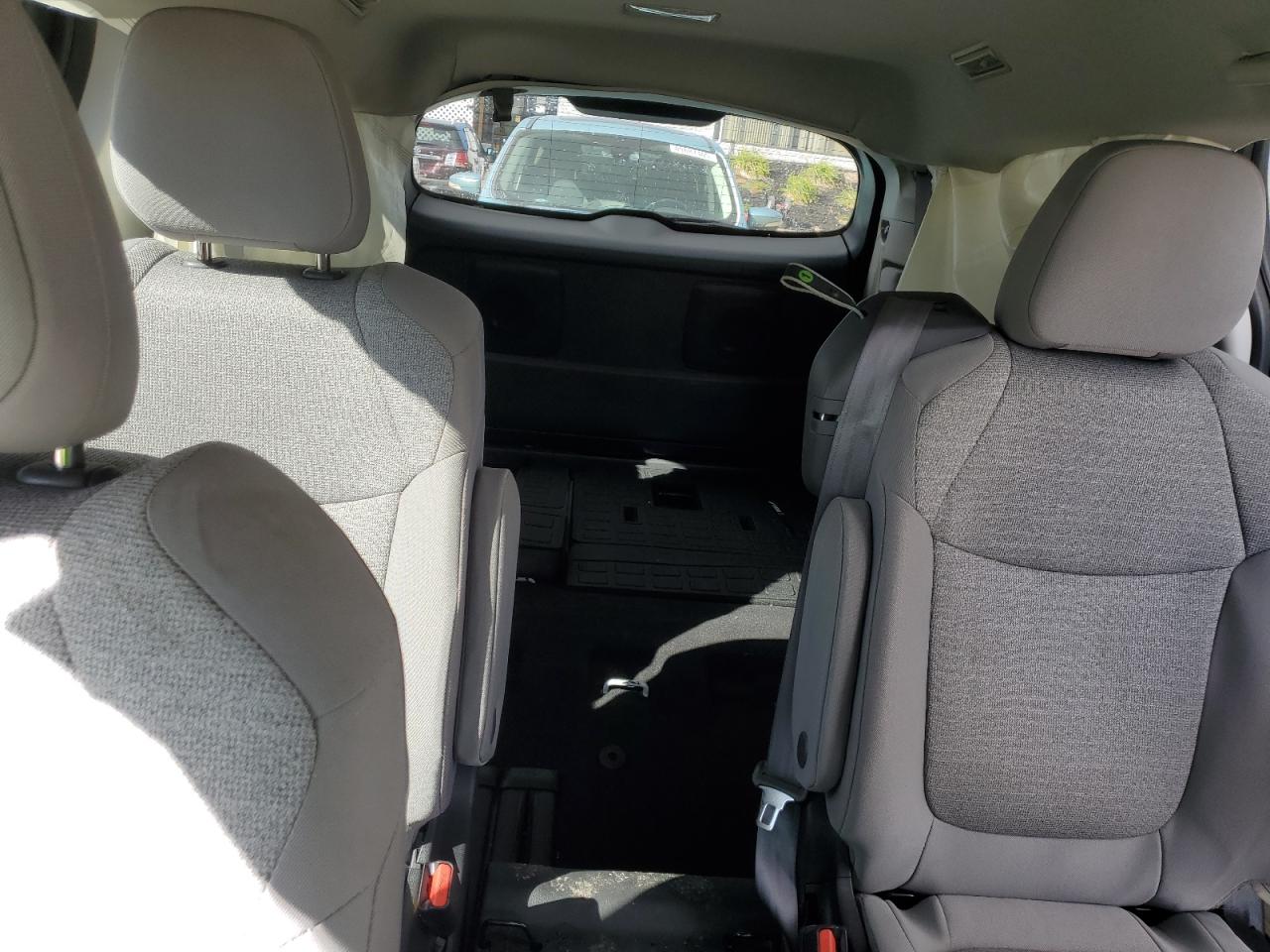 2022 TOYOTA SIENNA LE photo 28