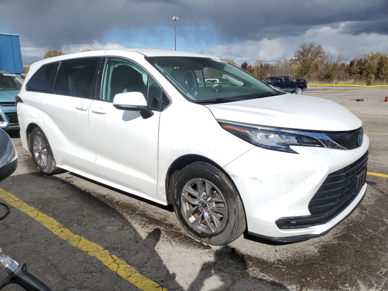 2022 TOYOTA SIENNA LE photo 10