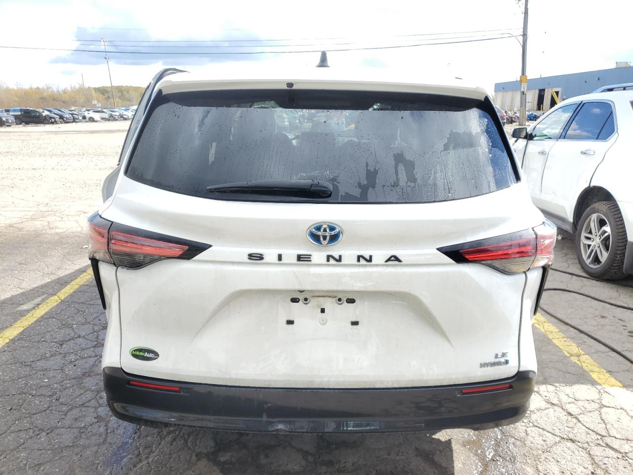 2022 TOYOTA SIENNA LE photo 16