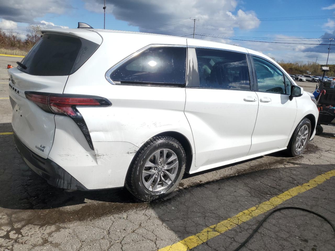 2022 TOYOTA SIENNA LE photo 7