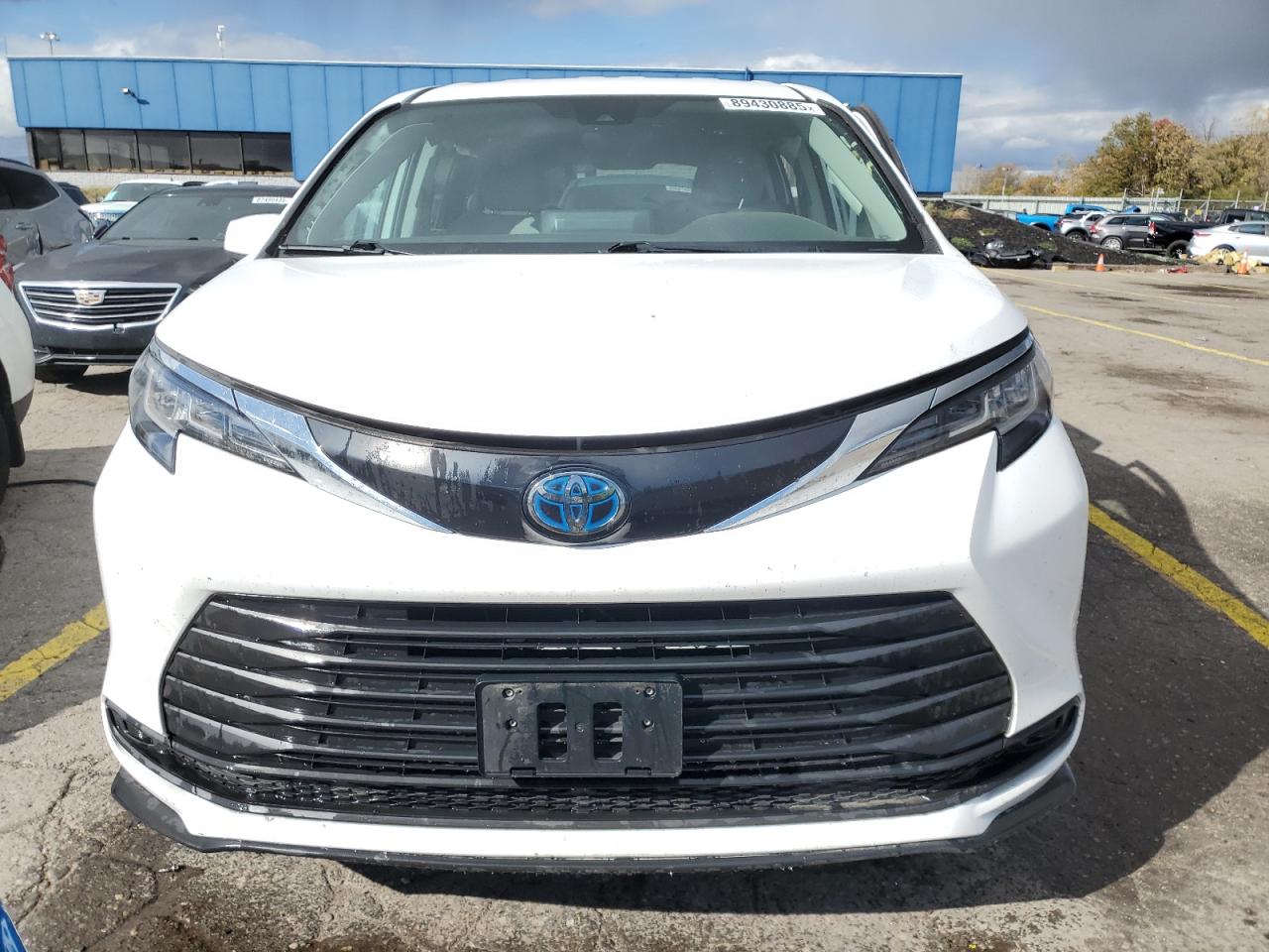 2022 TOYOTA SIENNA LE photo 13